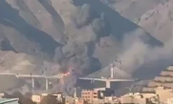 Ông Trump đăng video 'cây cầu lớn nhất ở Iran sụp đổ'