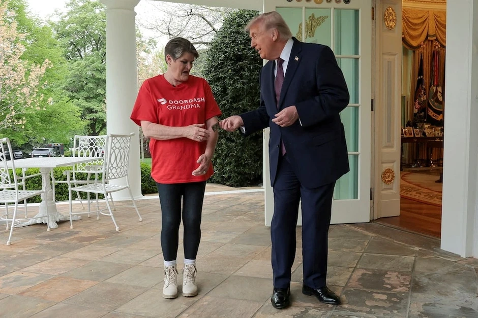 Ông Trump đặt đồ ăn nhanh, "tip" 100 USD cho người giao hàng Ông Trump đặt đồ ăn nhanh, "tip" 100 USD cho người giao hàng