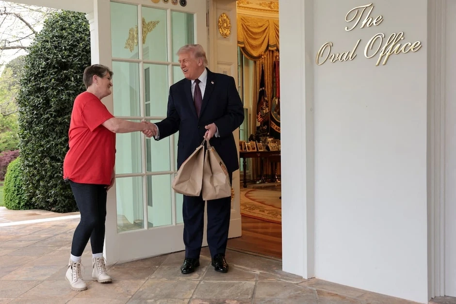 Ông Trump đặt đồ ăn nhanh, "tip" 100 USD cho người giao hàng Ông Trump đặt đồ ăn nhanh, "tip" 100 USD cho người giao hàng