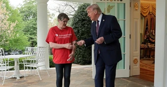 Ông Trump đặt đồ ăn nhanh, "tip" 100 USD cho người giao hàng
