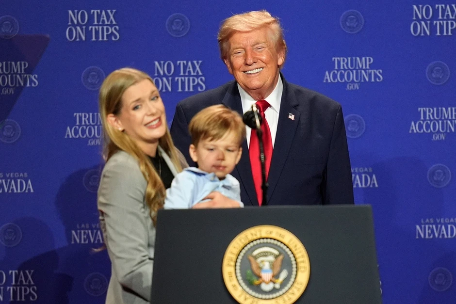 Ông Trump đuổi theo ngăn em bé chạy khỏi sân khấu Ông Trump đuổi theo ngăn em bé chạy khỏi sân khấu