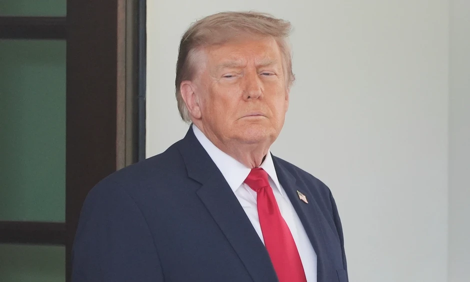 Ông Trump: Eo biển Hormuz không mở cửa với tàu liên quan Iran Ông Trump: Eo biển Hormuz không mở cửa với tàu liên quan Iran