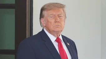 Ông Trump: Eo biển Hormuz không mở cửa với tàu liên quan Iran