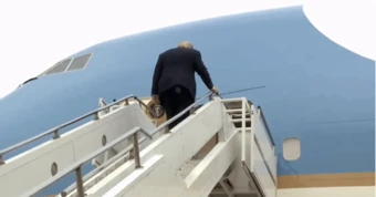 Ông Trump giơ nắm đấm đầy khí thế khi lên máy bay rời Trung Quốc