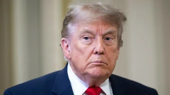 Ông Trump hoãn áp thuế 50% lên hàng hóa Canada