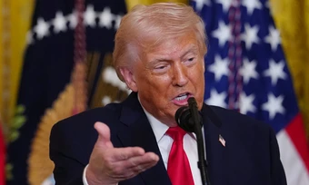 Ông Trump khuyên tàu hàng 'can đảm' đi qua Eo biển Hormuz