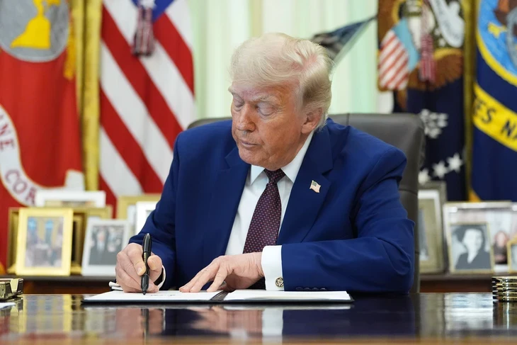 Ông Trump ký sắc lệnh giúp dễ dàng sa thải 8.000 công chức liên bang Ông Trump ký sắc lệnh giúp dễ dàng sa thải 8.000 công chức liên bang