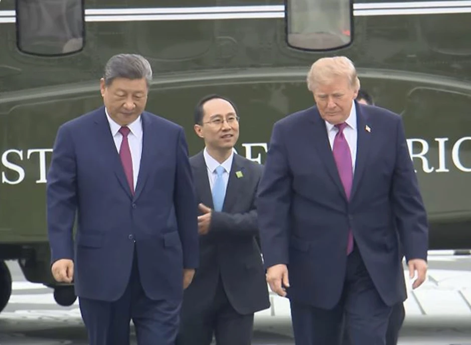 Ông Trump mời ông Tập tham quan trực thăng Marine 1, tặng tượng đại bàng