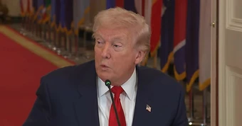 Ông Trump muốn Iran đầu hàng vô điều kiện, Mỹ bác tin tàu sân bay bị tấn công