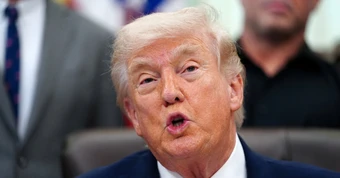 Ông Trump nói Iran 'không thể tống tiền chúng tôi' bằng eo biển Hormuz