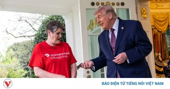 Ông Trump "tip" cho người giao hàng 100 USD khi đặt đồ ăn nhanh đến Phòng Bầu dục