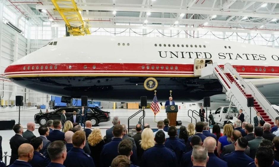 Ông Trump ra mắt chuyên cơ 'Nhà Trắng bay' được Qatar tặng Ông Trump ra mắt chuyên cơ 'Nhà Trắng bay' được Qatar tặng