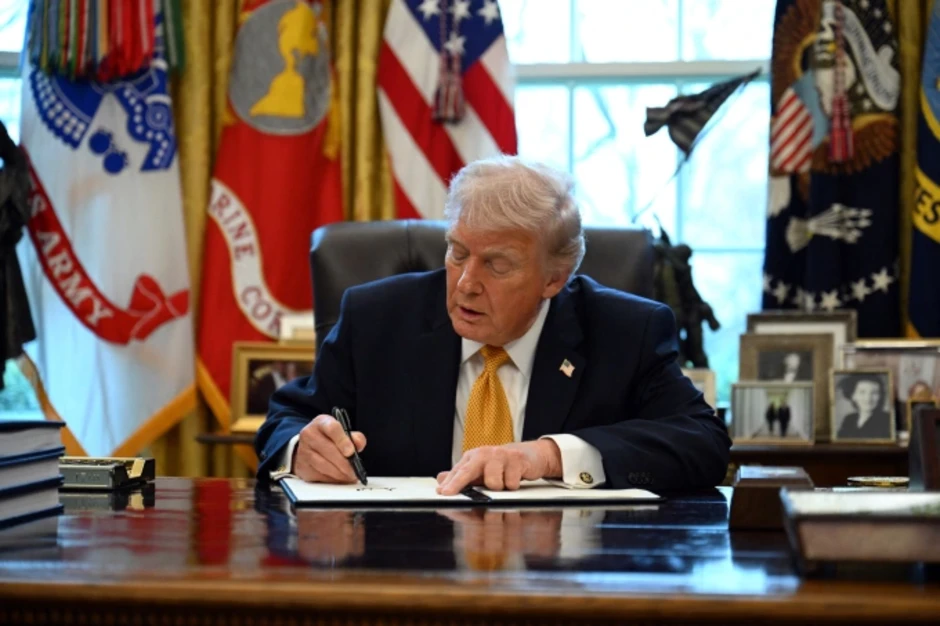 Ông Trump tạm gỡ 'luật hàng hải trăm năm' để giảm tác động từ chiến sự Iran Ông Trump tạm gỡ 'luật hàng hải trăm năm' để giảm tác động từ chiến sự Iran