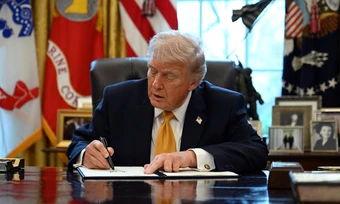 Ông Trump tạm gỡ 'luật hàng hải trăm năm' để giảm tác động từ chiến sự Iran