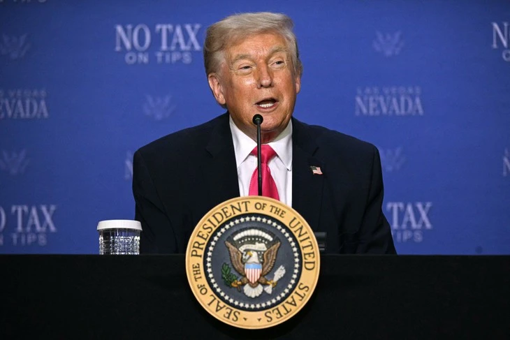 Ông Trump tuyên bố eo biển Hormuz đã 'hoàn toàn mở cửa'