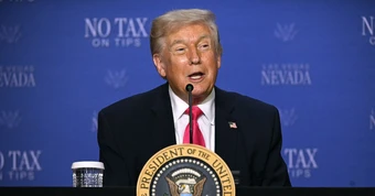 Ông Trump tuyên bố eo biển Hormuz đã 'hoàn toàn mở cửa'