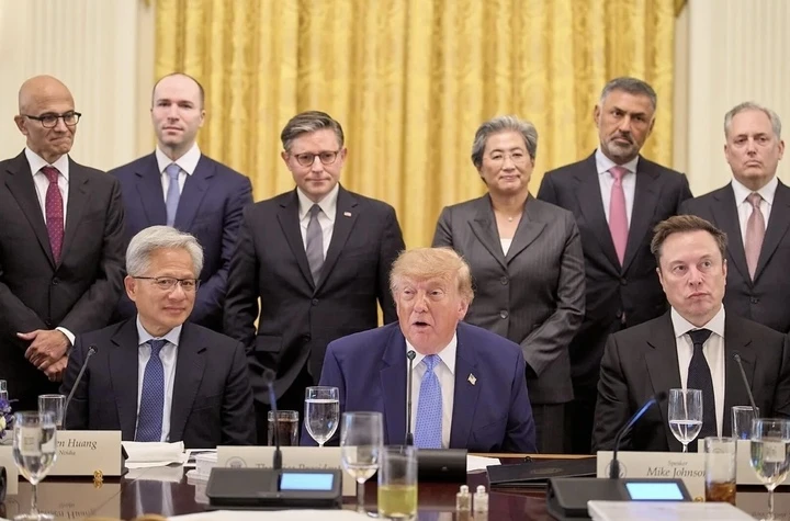 Ông Trump và loạt CEO AI ký cam kết chưa từng có trong lịch sử Ông Trump và loạt CEO AI ký cam kết chưa từng có trong lịch sử