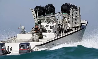 Ông Trump: Xuồng Iran đến gần vùng phong tỏa ở Hormuz sẽ bị tiêu diệt