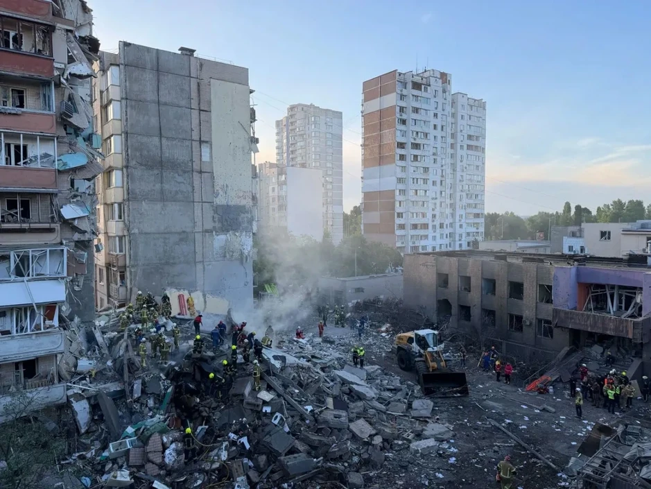 Ông Zelensky chỉ đạo quân đội Ukraine chuẩn bị đáp trả cuộc tập kích của Nga Ông Zelensky chỉ đạo quân đội Ukraine chuẩn bị đáp trả cuộc tập kích của Nga