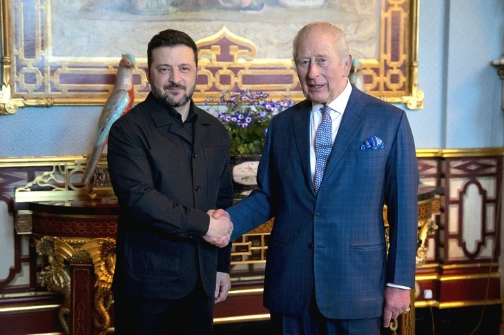 Ông Zelensky tặng Vua Charles chiếc iPad hiển thị tình hình chiến trường và không phận Ukraine