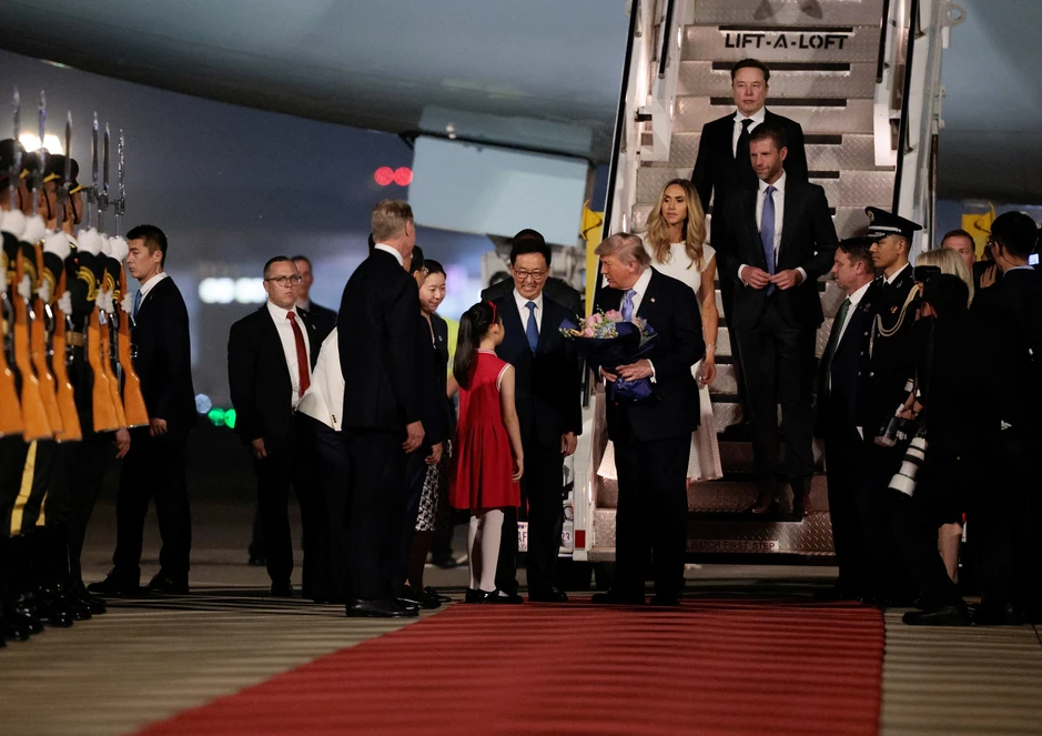 Phái đoàn lãnh đạo hùng hậu tháp tùng Tổng thống Trump tới Trung Quốc