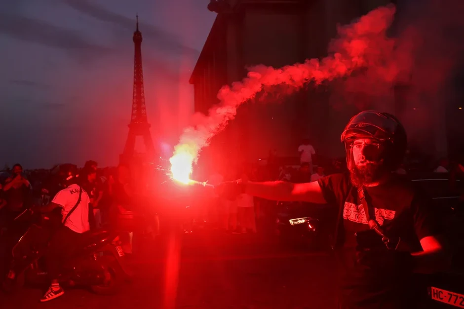 Pháp bắt giữ hàng trăm người quá khích sau trận chung kết UEFA Champions League Pháp bắt giữ hàng trăm người quá khích sau trận chung kết UEFA Champions League