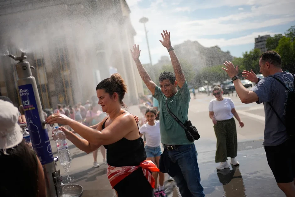 Pháp ghi nhận khoảng 1.000 ca tử vong trong đợt nắng nóng kỷ lục Pháp ghi nhận khoảng 1.000 ca tử vong trong đợt nắng nóng kỷ lục