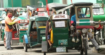 Philippines hỗ trợ tiền mặt cho tài xế khi giá xăng dầu tăng