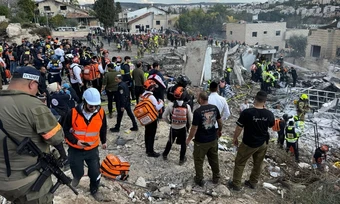 Phòng không Israel để lọt tên lửa Iran, ít nhất 8 người chết - Báo TinVina