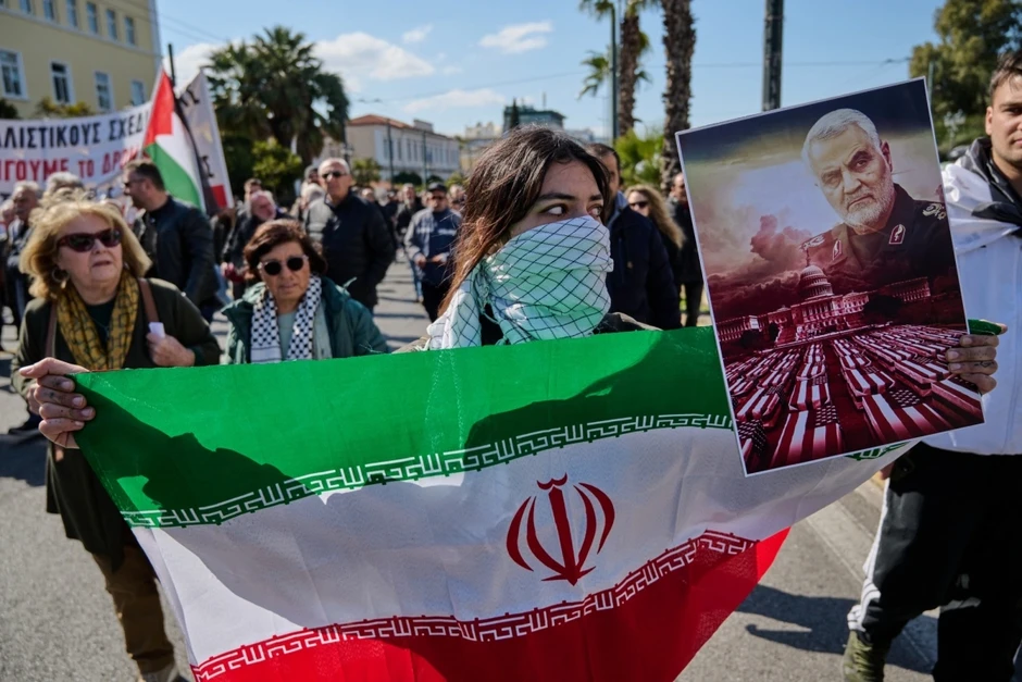 Phòng không Israel để lọt tên lửa Iran, ít nhất 8 người chết - Báo TinVina