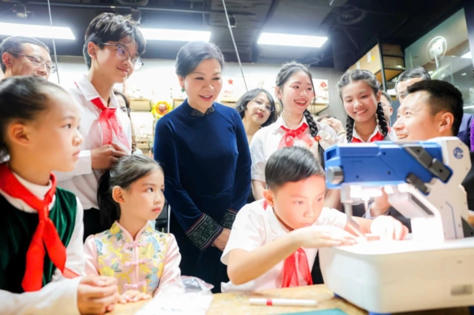Phu nhân Tổng Bí thư, Chủ tịch nước thăm trung tâm Tống Khánh Linh