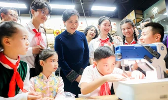 Phu nhân Tổng Bí thư, Chủ tịch nước thăm trung tâm Tống Khánh Linh