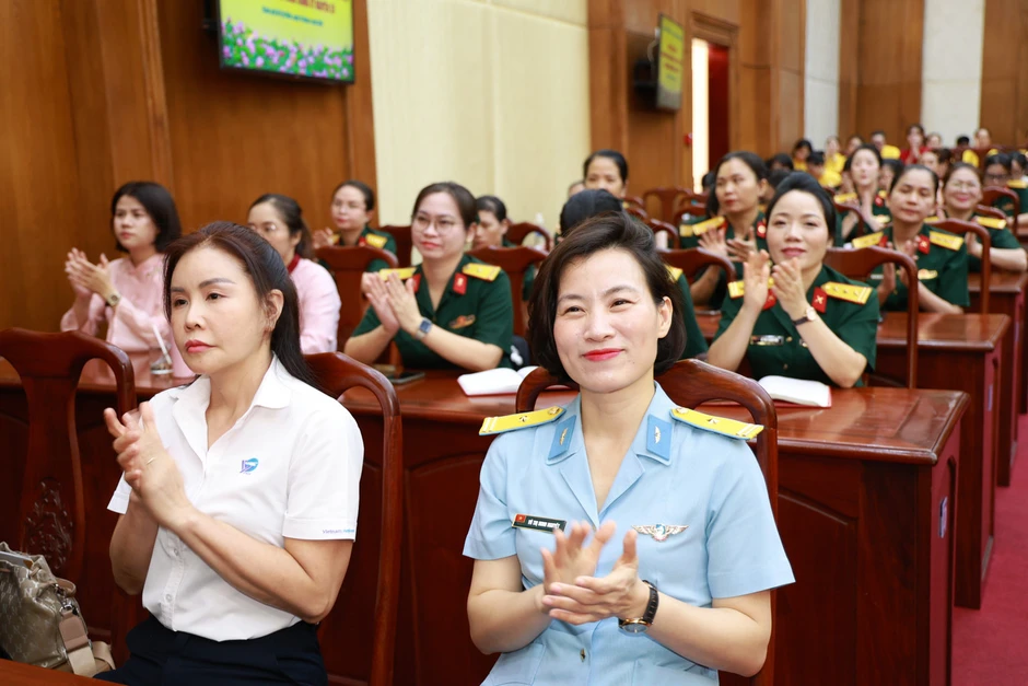 Phụ nữ Quân đội làm chủ vũ khí và khí tài công nghệ cao Phụ nữ Quân đội làm chủ vũ khí và khí tài công nghệ cao