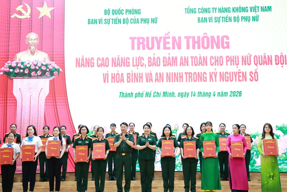 Phụ nữ Quân đội làm chủ vũ khí và khí tài công nghệ cao Phụ nữ Quân đội làm chủ vũ khí và khí tài công nghệ cao