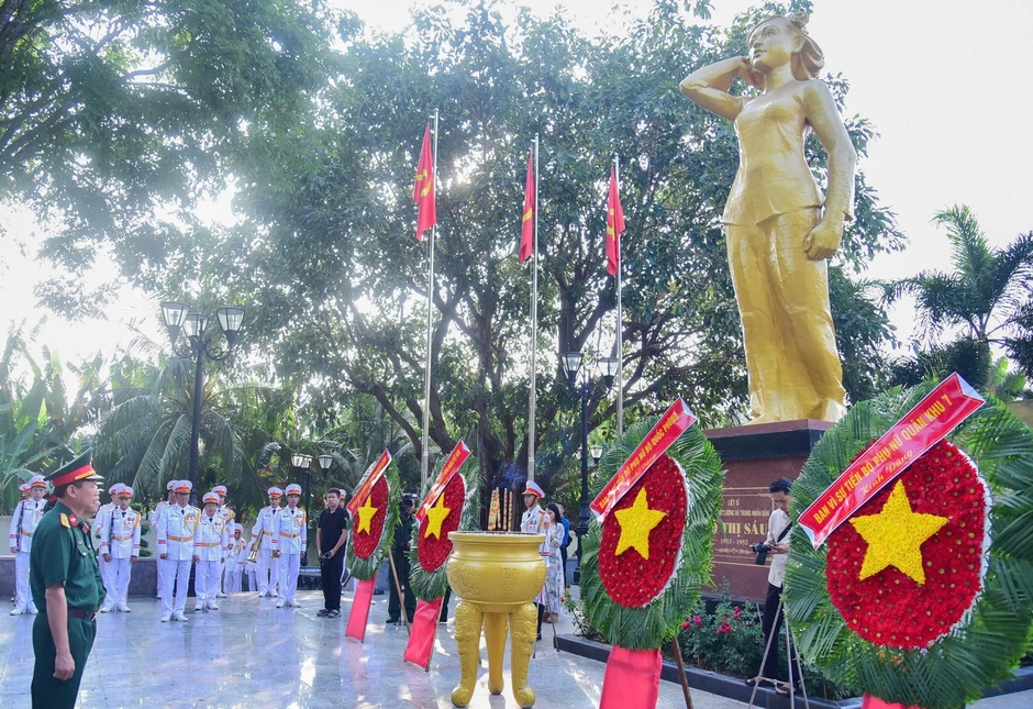 Phụ nữ Quân đội làm chủ vũ khí và khí tài công nghệ cao Phụ nữ Quân đội làm chủ vũ khí và khí tài công nghệ cao