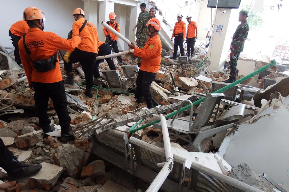 Phút tháo chạy của người dân Indonesia giữa động đất 7,7 độ Phút tháo chạy của người dân Indonesia giữa động đất 7,7 độ