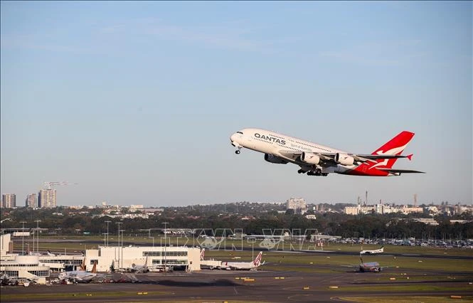 Qantas lập kỷ lục với chuyến bay thương mại kéo dài hơn 24 giờ Qantas lập kỷ lục với chuyến bay thương mại kéo dài hơn 24 giờ