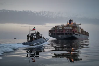 Quân đội Mỹ đổ bộ lên tàu chở hàng nghi đang đến cảng Iran