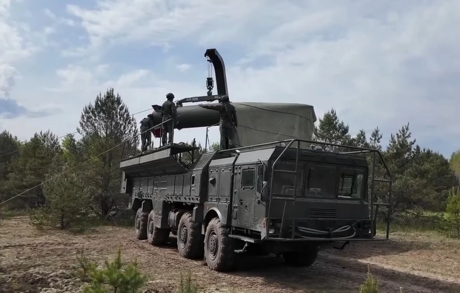 Quân đội Nga tập trận chuyển giao đầu đạn hạt nhân cho lữ đoàn tên lửa Belarus Quân đội Nga tập trận chuyển giao đầu đạn hạt nhân cho lữ đoàn tên lửa Belarus