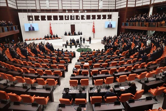 Quốc hội Thổ Nhĩ Kỳ thông qua dự luật về giải thể đảng Công nhân người Kurd Quốc hội Thổ Nhĩ Kỳ thông qua dự luật về giải thể đảng Công nhân người Kurd