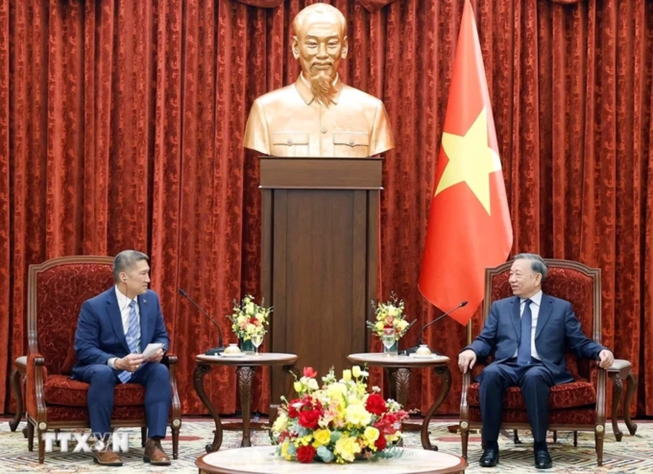 Quyền Bộ trưởng Hải quân Mỹ: 'Việt Nam là cội nguồn của tôi' Quyền Bộ trưởng Hải quân Mỹ: 'Việt Nam là cội nguồn của tôi'