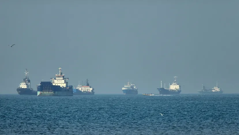 Reuters: Iran củng cố quyền kiểm soát eo biển Hormuz Reuters: Iran củng cố quyền kiểm soát eo biển Hormuz