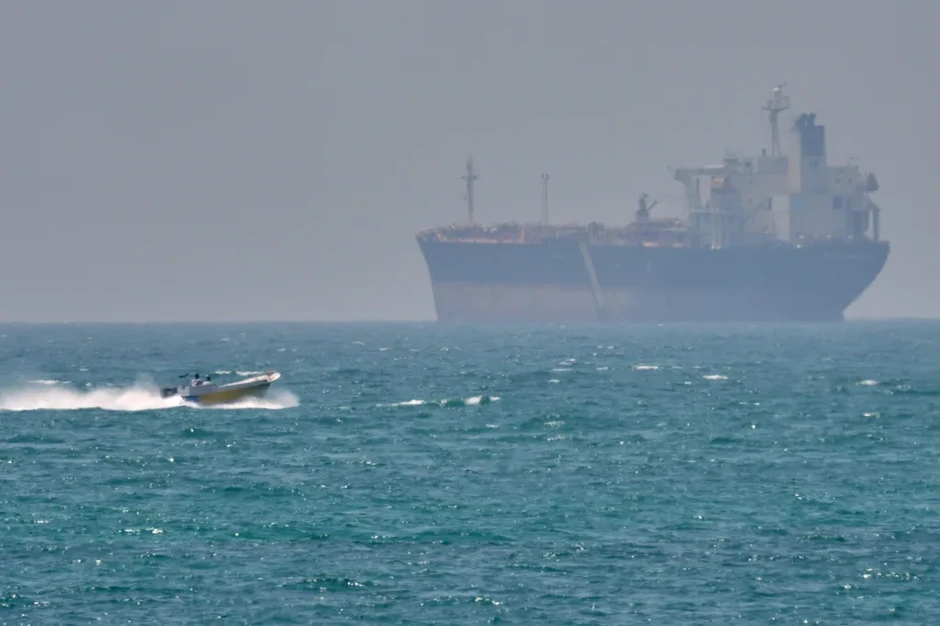 Reuters: Iran củng cố quyền kiểm soát eo biển Hormuz Reuters: Iran củng cố quyền kiểm soát eo biển Hormuz