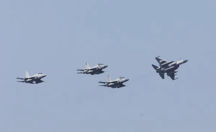 Reuters: Pakistan triển khai máy bay chiến đấu và 8.000 quân tới Saudi Arabia Reuters: Pakistan triển khai máy bay chiến đấu và 8.000 quân tới Saudi Arabia