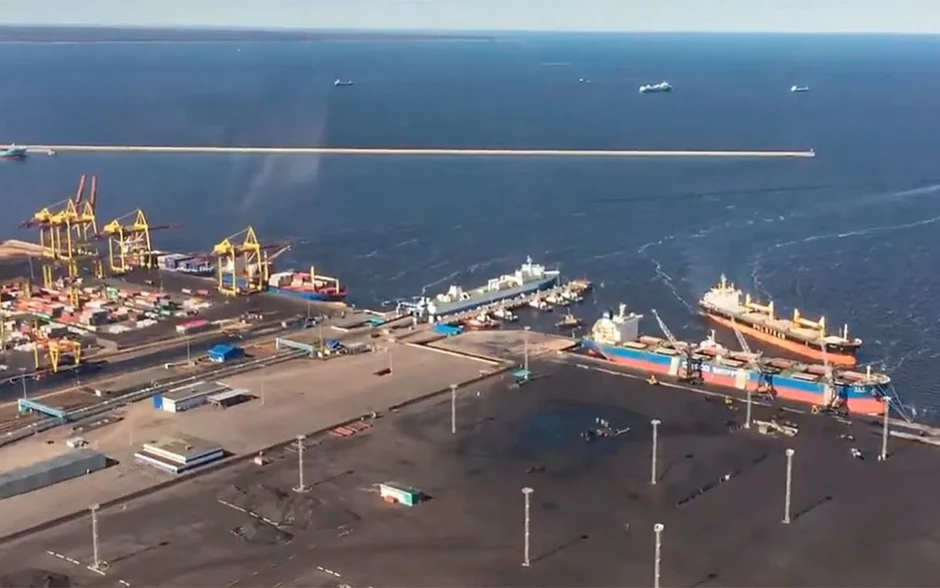 Rò rỉ nhiên liệu tại cảng của Nga trên biển Baltic sau vụ tấn công UAV Rò rỉ nhiên liệu tại cảng của Nga trên biển Baltic sau vụ tấn công UAV