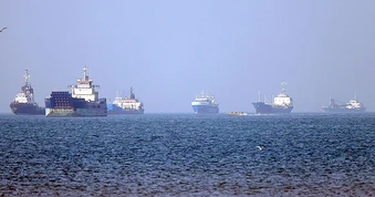 Rộ tin Iran bắt tàu hàng nghi là "kho vũ khí nổi" gần eo biển Hormuz