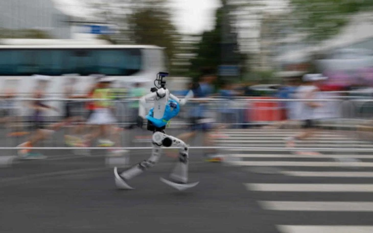 Robot AI xuống đường làm cảnh sát giao thông ở Trung Quốc Robot AI xuống đường làm cảnh sát giao thông ở Trung Quốc
