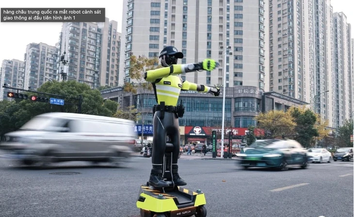 Robot AI xuống đường làm cảnh sát giao thông ở Trung Quốc Robot AI xuống đường làm cảnh sát giao thông ở Trung Quốc
