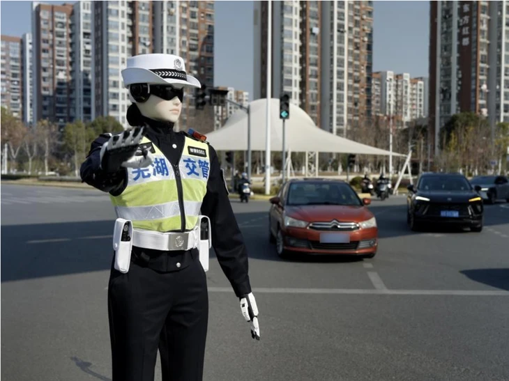 Robot AI xuống đường làm cảnh sát giao thông ở Trung Quốc Robot AI xuống đường làm cảnh sát giao thông ở Trung Quốc