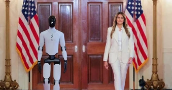 Robot bước đi cùng Đệ nhất Phu nhân Mỹ tại Nhà Trắng